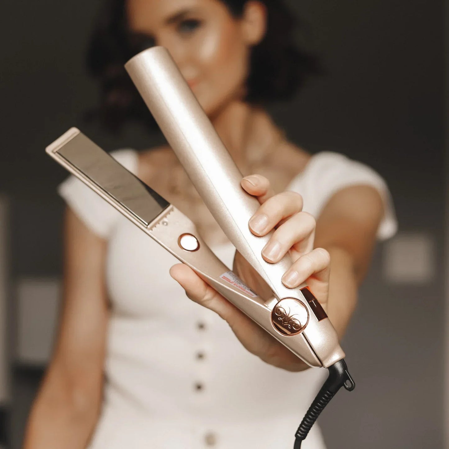 Straightener 2-in-1-Attract looks with flexible curls or perfect smoothing